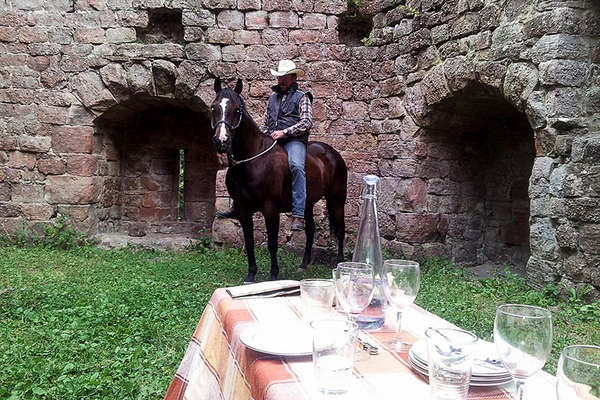Combine gastronomy and horseback trail in France